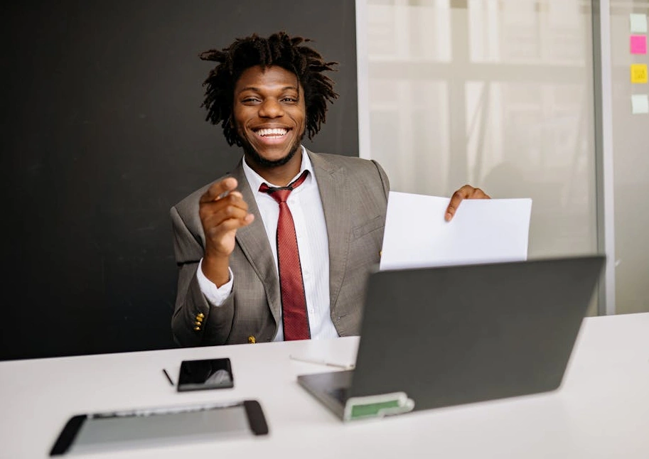 Professionista che tiene una presentazione di successo grazie al personal branding.